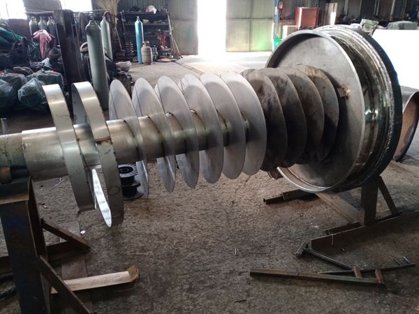 脫水用垂直提升機(jī)生產(chǎn)中，期待成品